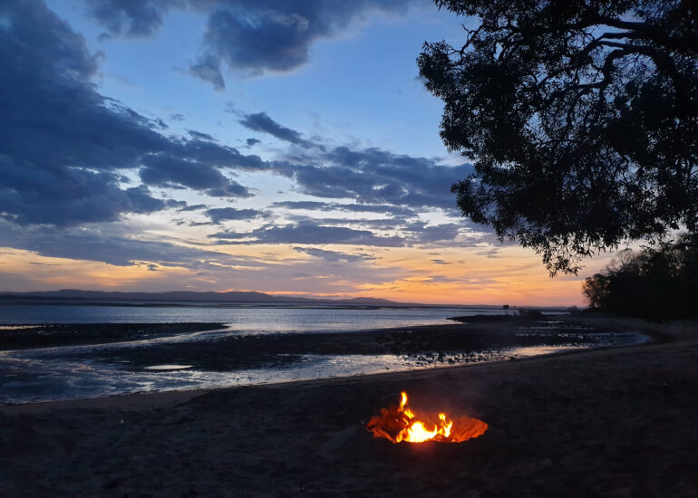Lagerfeuer am Strand an der Ostküste in Australien
