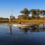 Unterwegs im Mokoro im Okavango-Delta