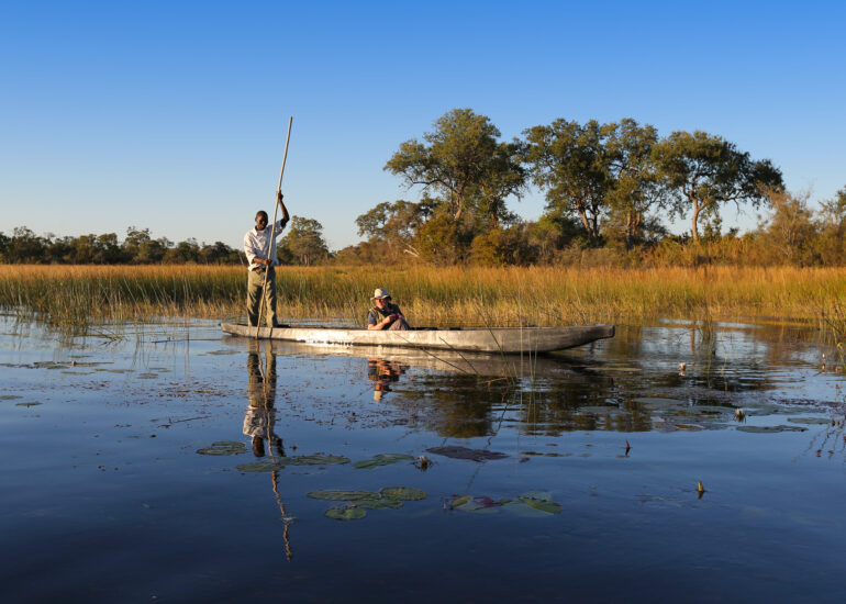 Unterwegs im Mokoro im Okavango-Delta