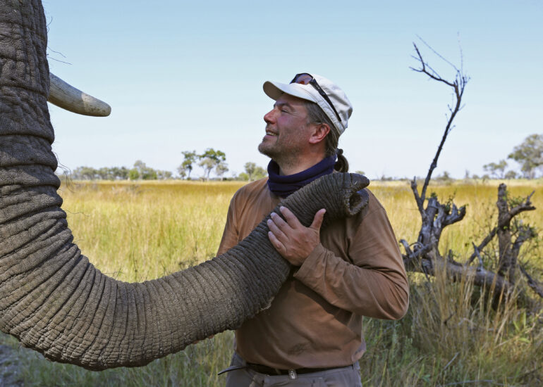 Jörg Ehrlich mit Elefant im Baines Camp
