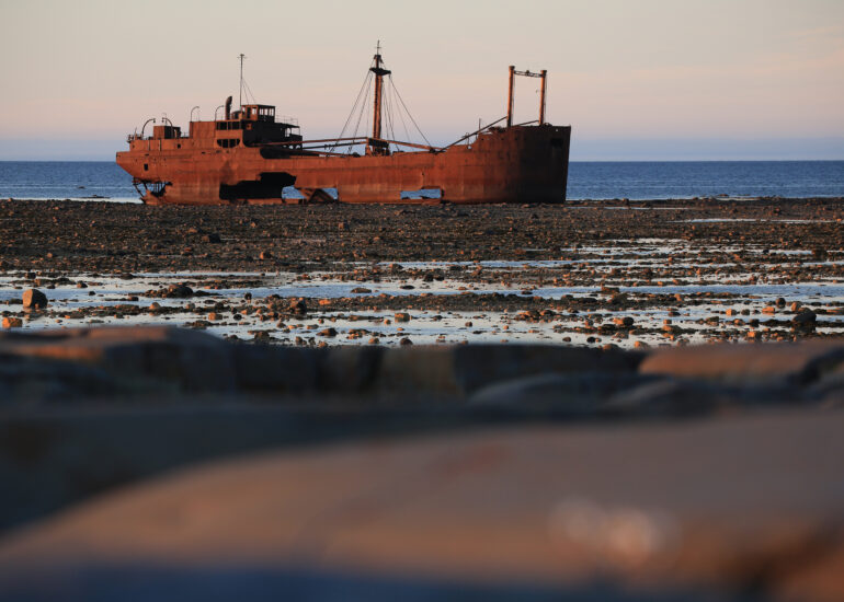 Schiffswrack MS Ithaca im Abendlicht
