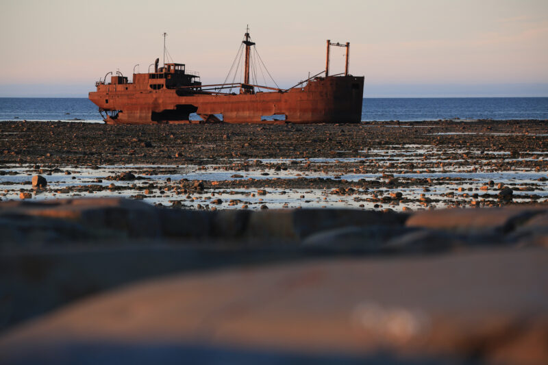 Schiffswrack MS Ithaca im Abendlicht