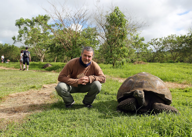 Jörg neben einer Riesenschildkröte