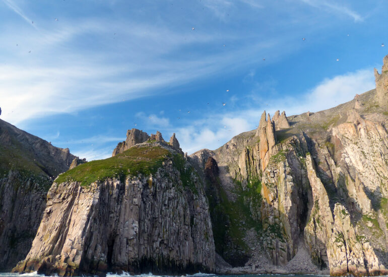 Entlang spektakulärer Küstenabschnitte