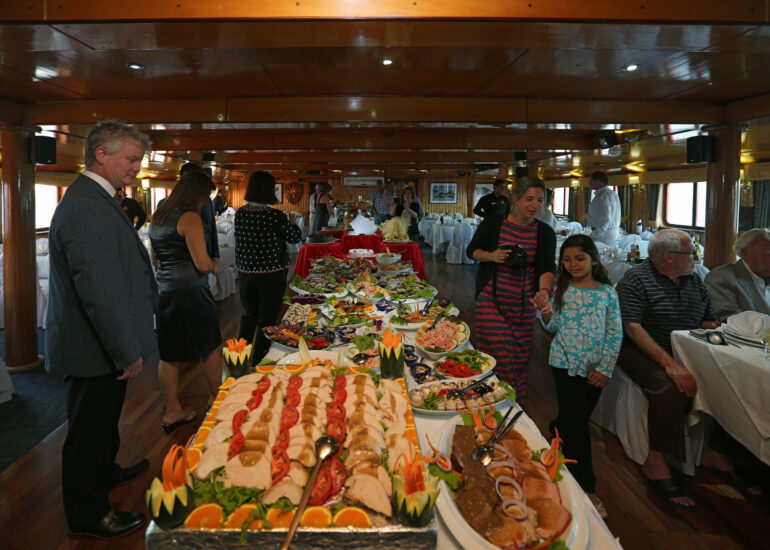 Abschlussessen auf einer Kreuzfahrt mit Skorpios II in Chiles Fj