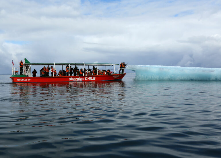 Mit dem Beiboot zu den Gletscherbrocken