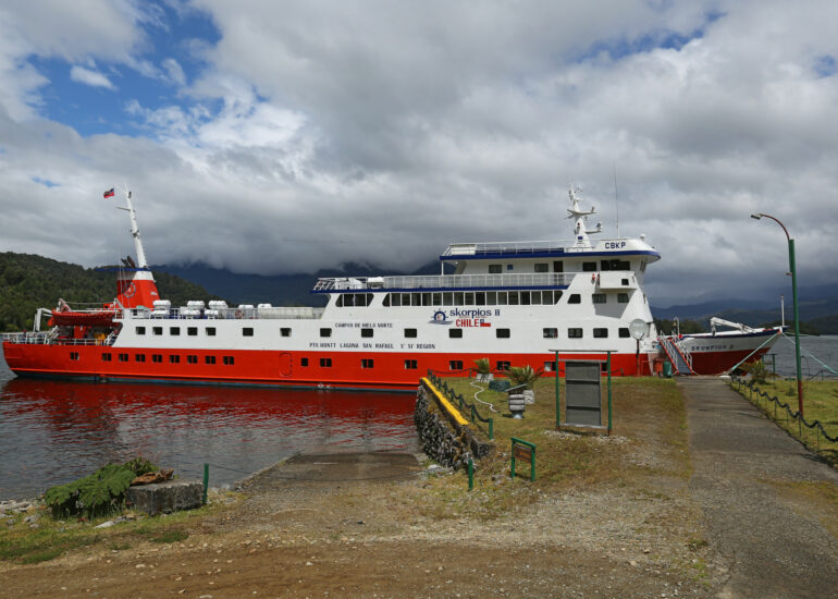 Kreuzfahrtschiff Skorpios II bei einer Anlandungsstelle