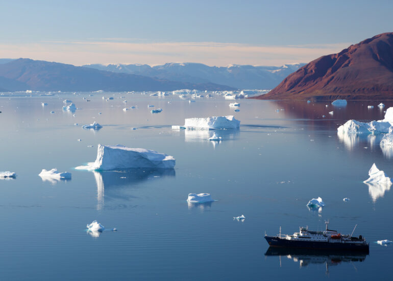 Plancius vor Anker im Scoresby-Sund