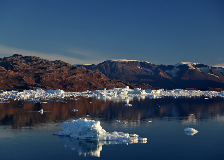 Herbstliche Tundra und goldenes Abendlicht