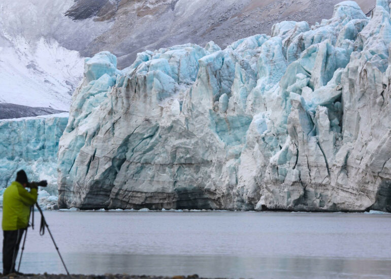 Eis schimmert in vielen Blautönen
