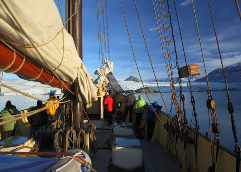 Noorderlicht vor einer Gletscherfront