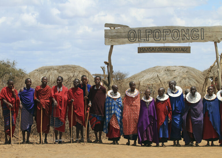 Massai heißen Besucher herzlich willkommen