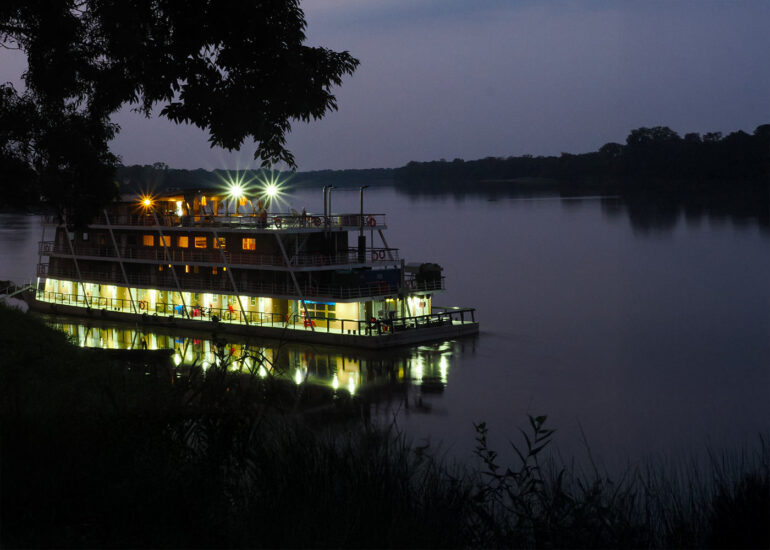 Princess Ngalessa bei Nacht