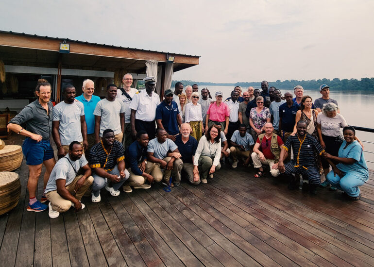 Crew und Gäste der Princess Ngalessa